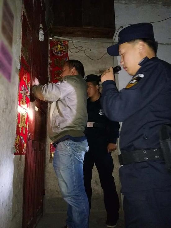 楚雄粗心妈妈误将幼女锁家中 民警全城寻开锁师傅开门