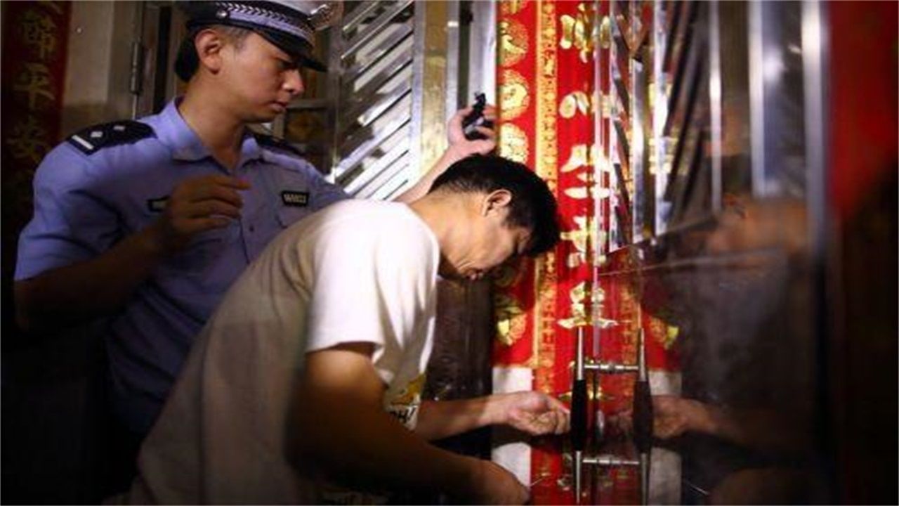 楚雄请开锁师傅开了锁后，师傅为什么一般都不进门，就算主人请也不进去？